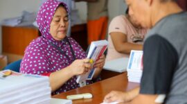 Sejumlah pekerja menyortir dan melipat surat suara pasangan calon Presiden dan Wakil Presiden untuk Pemilu 2024 di Kantor Komisi Pemilihan Umum (KPU), Jakarta Utara,