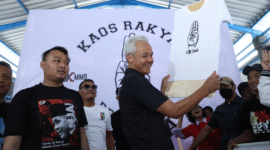 Capres nomor urut 3 Ganjar Pranowo menghadiri peluncuran gerakan menyablon kaus gratis oleh Sekretariat Bersama (Sekber) Relawan Ganjar-Mahfud di Jalan Adi Sucipto, Colomadu, Karanganyar