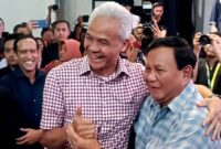 Prabowo Subianto berpelukan dengan Ganjar Pranowo saat bertemu di acara Belajaraya 2023 Pos Bloc, di Jakarta Pusat, Sabtu (29/7/2023)