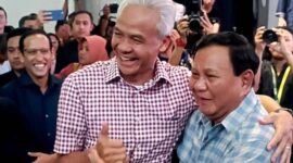 Prabowo Subianto berpelukan dengan Ganjar Pranowo saat bertemu di acara Belajaraya 2023 Pos Bloc, di Jakarta Pusat, Sabtu (29/7/2023)