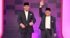 Calon presiden-wakil presiden nomor urut 1 Anies Baswedan-Muhaimin Iskandar memasuki ruangan untuk mengikuti debat kedua calon wakil presiden Pemilu 2024 di JCC, Jakarta, Jumat (22/12/2023)