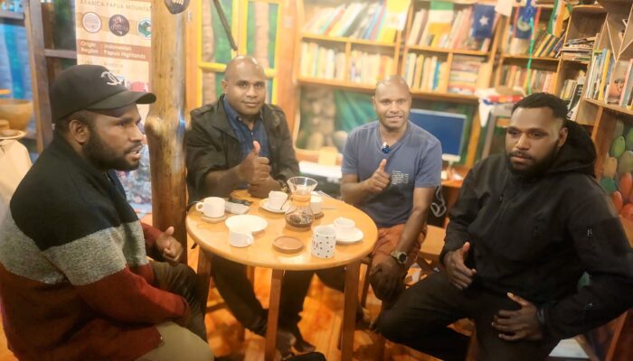 Ketua Himpunan Pengusaha Orang Asli Papua Pegunungan  HP-OAPP Kabupaten Jayawijaya Mengunjungi Di Papua Black Gold Caffee
