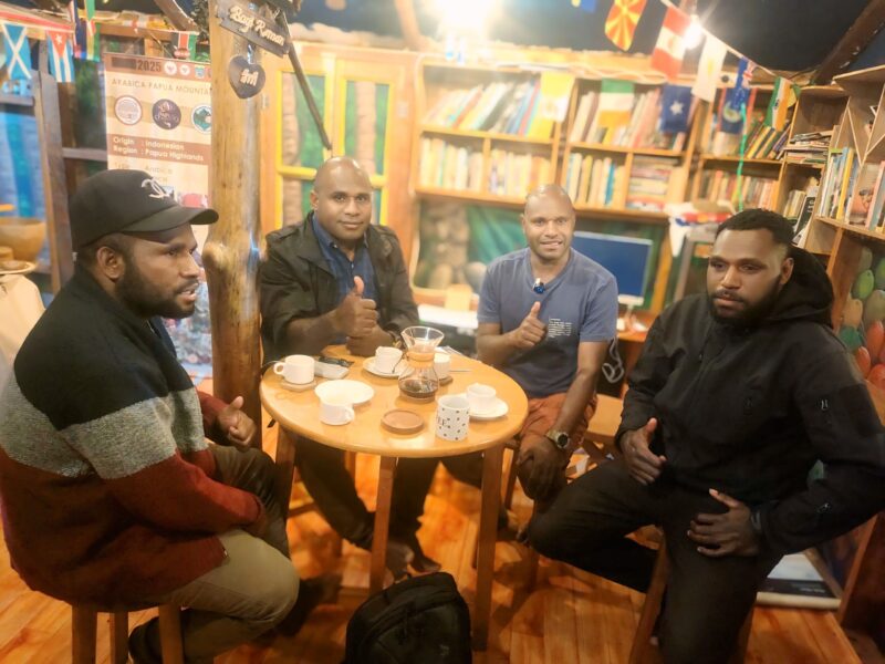 Foto bersama saat kunjungan Ketua HP-OAPP di caffee  Papua Black Gold Caffee