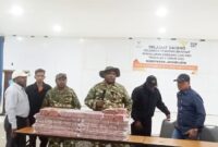 Bupati Jayawijaya, Athenius Murib, saat menyerahkan bantuan sosial (bansos) secara simbolis kepada perwakilan masyarakat penerima manfaat.