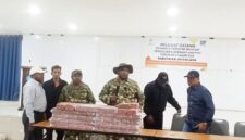 Bupati Jayawijaya, Athenius Murib, saat menyerahkan bantuan sosial (bansos) secara simbolis kepada perwakilan masyarakat penerima manfaat.