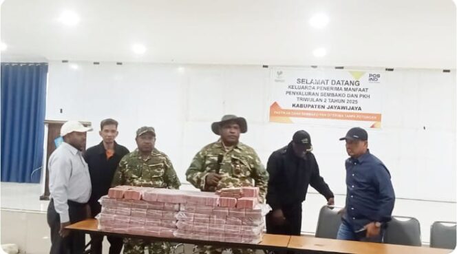 Bupati Jayawijaya, Athenius Murib, saat menyerahkan bantuan sosial (bansos) secara simbolis kepada perwakilan masyarakat penerima manfaat.